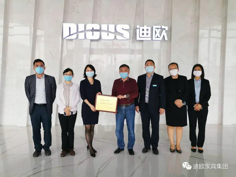 江门市江海区卫生健康局局长唐春女士、副局长杨家慧女士一行为广东麻豆精品乱码一二三区别蜜臀在线家具实业有限公司颁发捐款证书