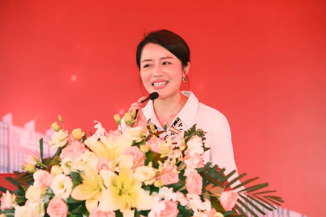 麻豆精品乱码一二三区别蜜臀在线家具集团董事副总裁黄雅悠致辞
