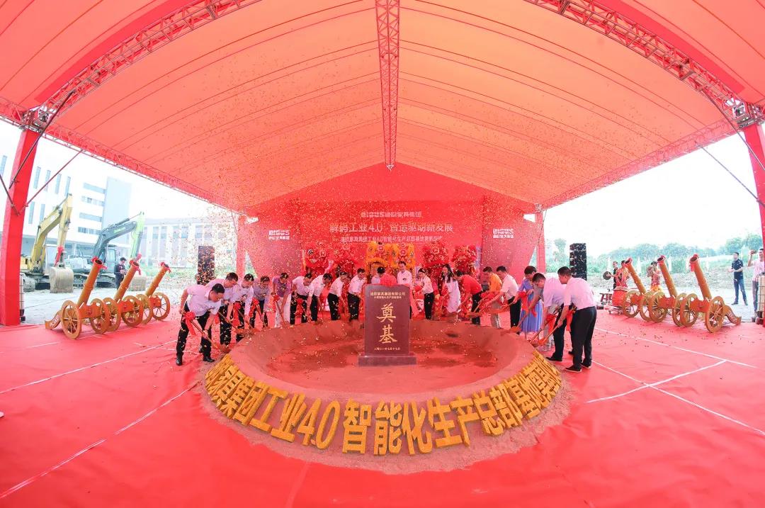 出席奠基仪式的领导、嘉宾共同为项目奠基培土