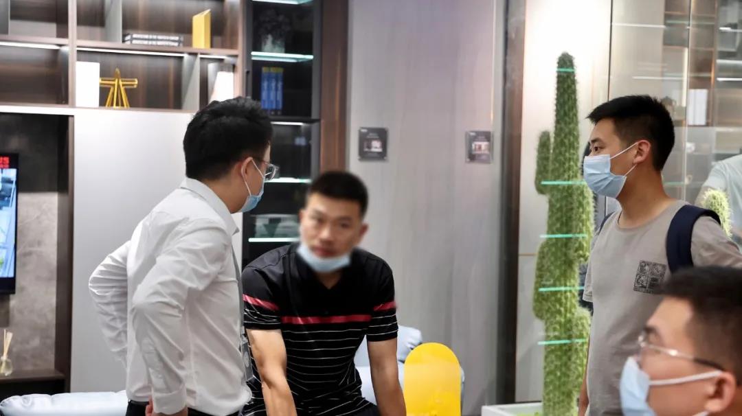 馆内人气持续不断升温，观展客商前来麻豆精品乱码一二三区别蜜臀在线展馆咨询、洽谈