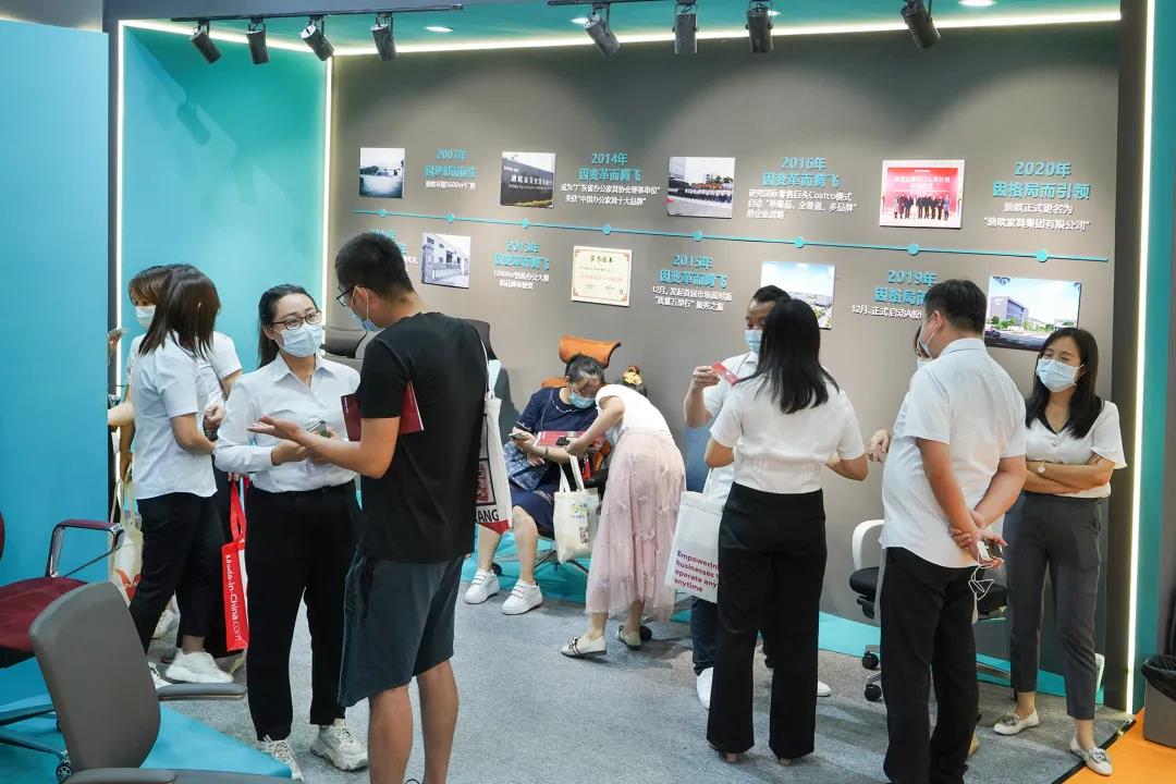 图丨展位现场，目之所及皆是前来咨询的客商，人气指数爆棚